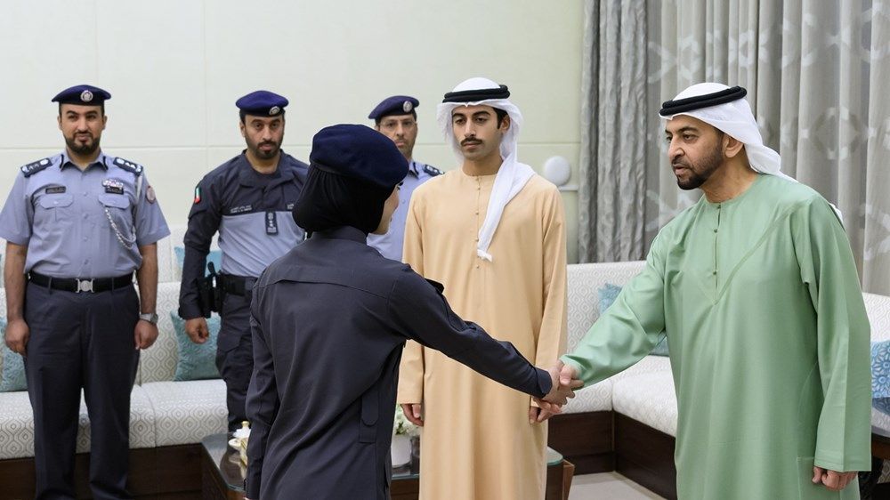 حمدان بن زايد يستقبل مهنئين بشهر رمضان