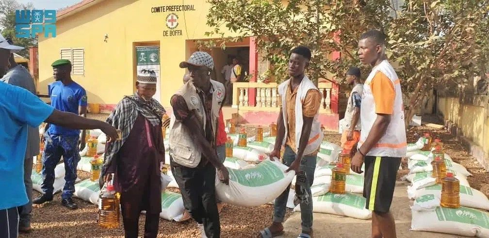 السعودية | مركز الملك سلمان للإغاثة يوزع 3.153 سلة غذائية في عدة مناطق بجمهورية غينيا