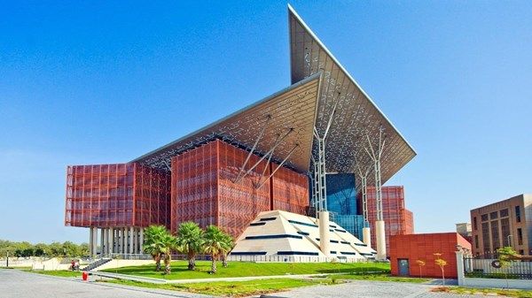 "قضاء أبوظبي" توضح عقوبة التعريض للخطر أثناء قيادة المركبة على الطريق