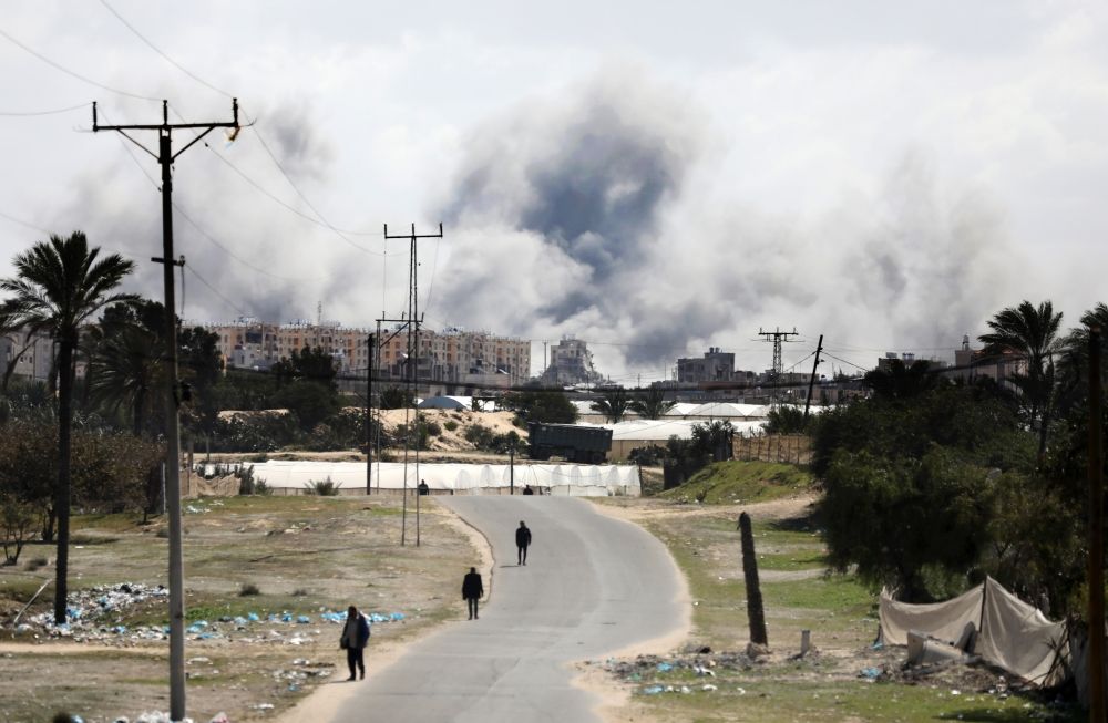 استشهاد 22 فلسطينيًا في قصف استهدف منزلًا في مدينة دير البلح وسط غزة