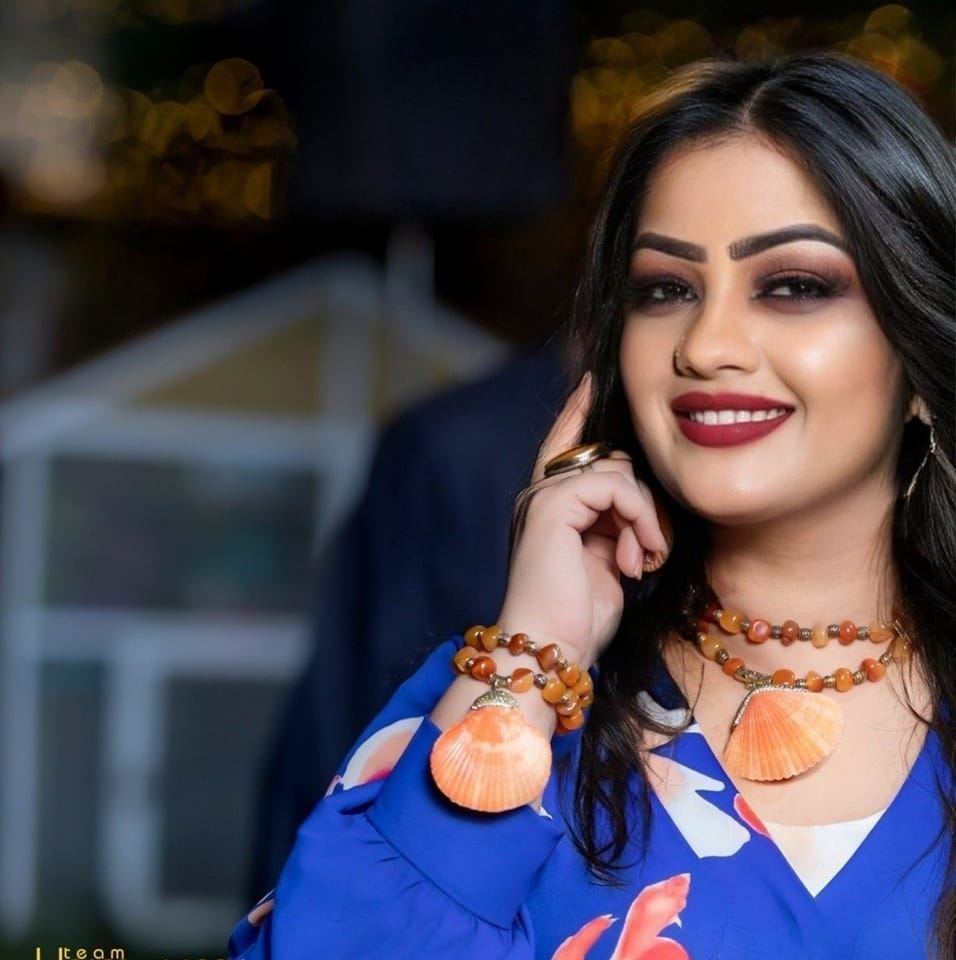 شاهد بالفيديو.. شباب مصريون يقتحمون حفل للفنانة السودانية أفراح عصام بالقاهرة ويقدمون فواصل من الرقص بــ(الرقبة) ومتابعون: (علمناهم الرقبة وعلمونا عشرة بلدي)