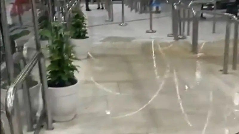 الأمطار تغرق شوارع العراق.. وصالات مطار بغداد تتضرر