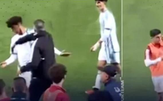 الامارات | مدرب منتخب الجزائر يصفع لاعبيه خلال المباراة (فيديو)