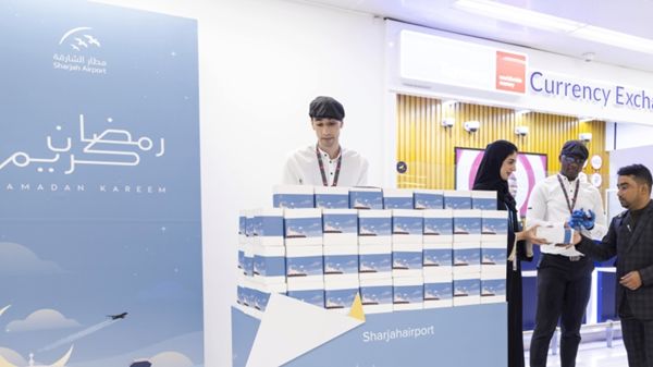 في لفتة إنسانية.. مطار الشارقة يوزع وجبات إفطار صائم على المسافرين