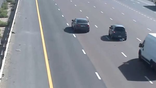 شرطة أبوظبي تحذر من مخاطر التوقف في وسط الطريق