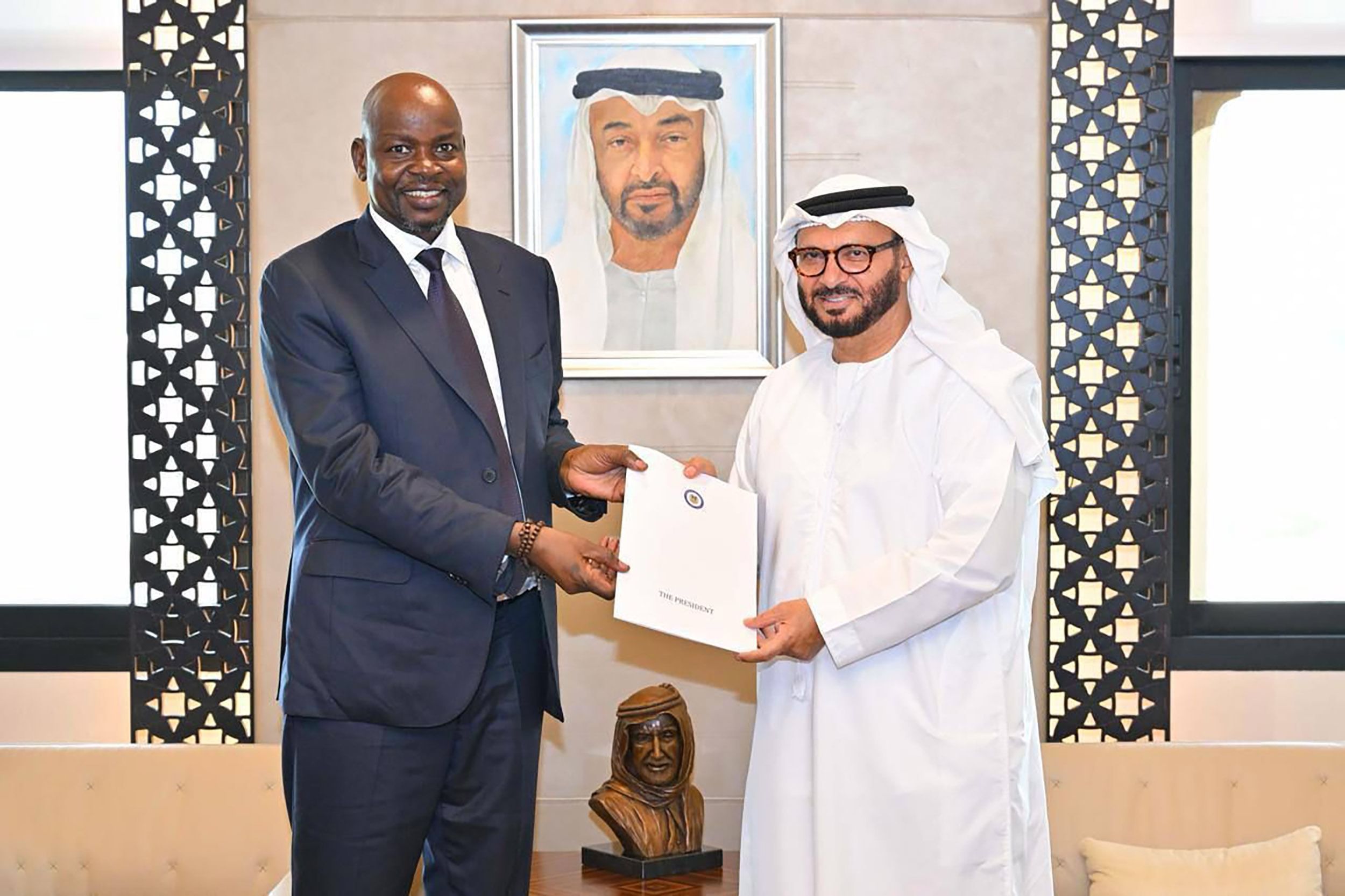 الخليج اليوم .. رئيس الدولة يتلقى رسالة من رئيس جمهورية جنوب السودان .. تسلمها أنور قرقاش