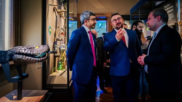 عبدالله بن زايد يزور المتحف الوطني التشيكي في براغ