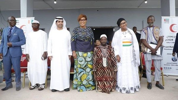 سفارة الإمارات بأبيدجان توزع سلالاً غذائية ووجبات إفطار