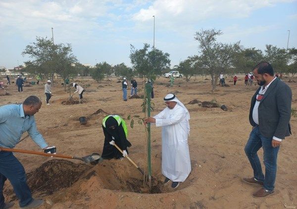 بلدية أبوظبي تشارك في زراعة 500 شتلة متنوعة بالسمحة
