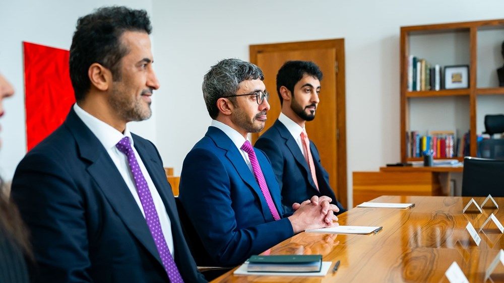 عبدالله بن زايد يلتقي رئيس وزراء التشيك في براغ