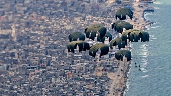 غرق 7 فلسطينيين أثناء محاولة التقاط مساعدات ألقتها طائرات في البحر