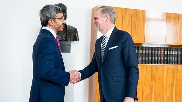 عبدالله بن زايد يلتقي رئيس وزراء التشيك في براغ