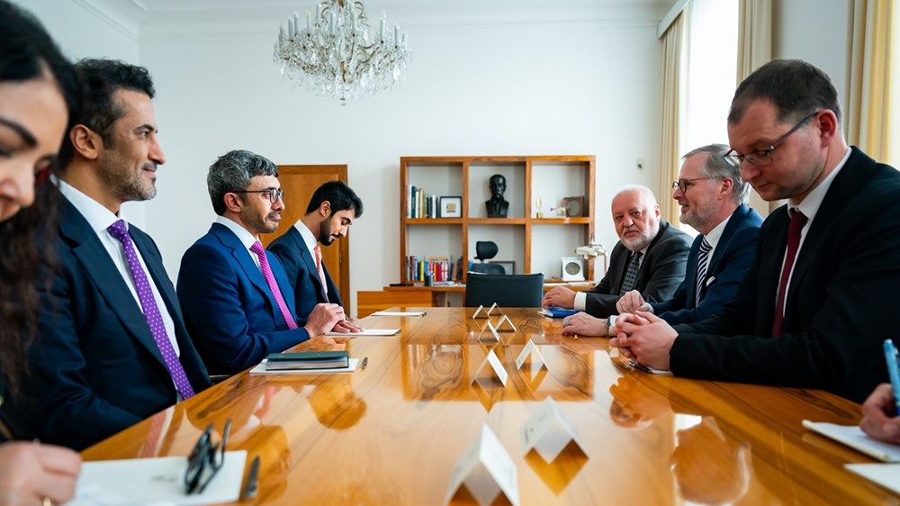 عبدالله بن زايد يلتقي رئيس وزراء التشيك في براغ