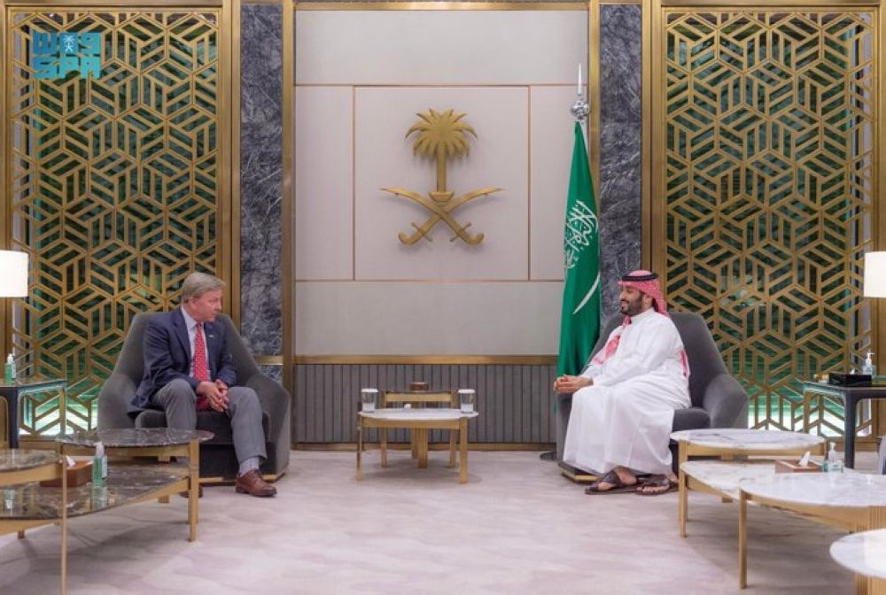 ولي العهد يستعرض العلاقات الثنائية مع رئيس لجنة القوات المسلحة بمجلس النواب الأمريكي