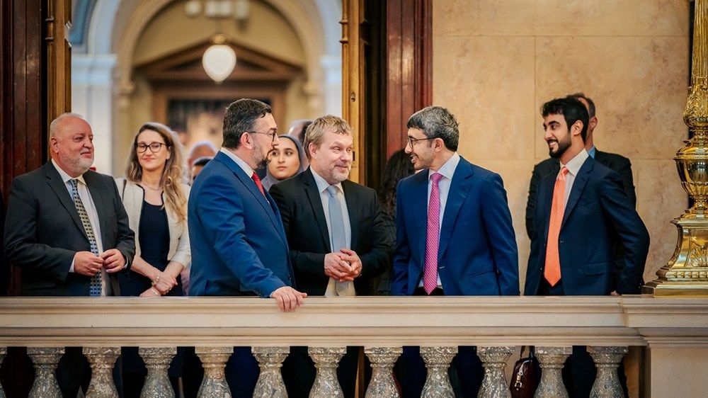 عبدالله بن زايد يزور المتحف الوطني التشيكي في براغ