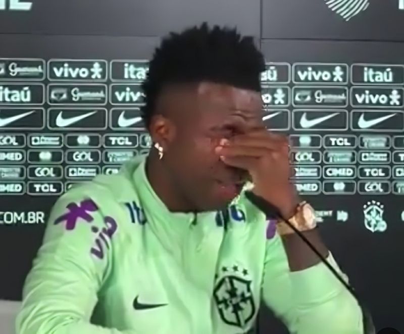 تراند اليوم : بسبب سؤال.. شاهد.. لاعب منتخب البرازيل "فينيسيوس" يبكي أثناء مؤتمر صحفي في إسبانيا