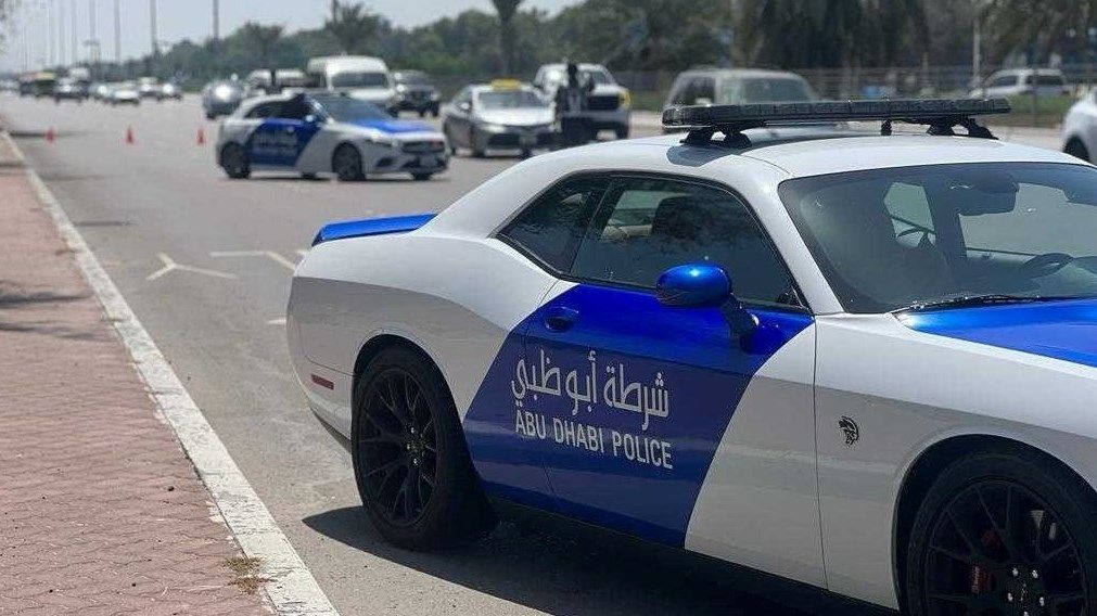 الامارات | شرطة أبوظبي تحذر من مخاطر التوقف في وسط الطريق