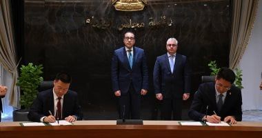 رئيس الوزراء يشهد توقيع عقد نقل حق انتفاع أرض تابعة لاقتصادية قناة السويس