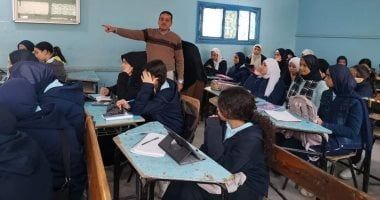 تقييم طلبة الثانوى العام إلكترونيا على التابلت بامتحان شهر مارس.. صور