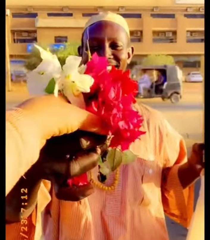 شاهد بالصورة والفيديو.. فتاة سودانية توثق لحظة حصولها على “ورود” جميلة من رجل طيب بالشارع العام في أم درمان بعد أن حررها الجيش والجمهور يسخر لهذا السبب!!