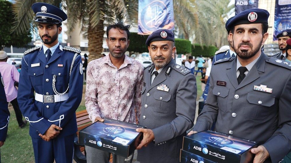 شرطة أبوظبي تنفذ مبادرات إنسانية ومجتمعية طيلة أيام رمضان المبارك