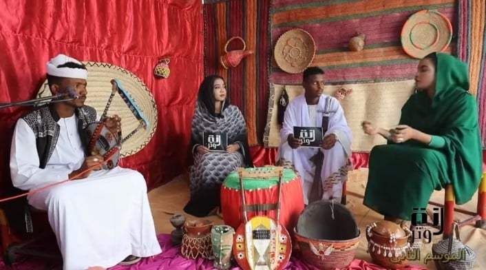 شاهد بالصورة والفيديو.. شاعرة سودانية تعرض نفسها لسخرية الجمهور وتصدم مقدمي البرنامج بقصيدتها: (وروني كيفن البلد دي ما بتجوط ناس مارست فاحشة قوم لوط)