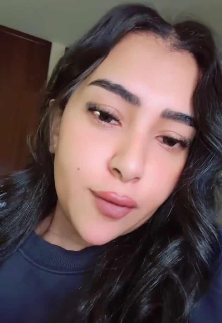 شاهد بالصورة والفيديو.. حسناء سودانية فائقة الجمال تكشف ما يتميز به الشعب السوداني عن غيره بطريقة ساخرة وتخطف ضحكات وقلوب المتابعين
