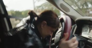 مسلسل صيد العقارب الحلقة 17.. غادة عبد الرازق تتعرض لحادث سير بفعل فاعل