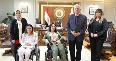 وزير التعليم العالى يُكرم طالبة من ذوى القدرات الخاصة حصلت على المركز الأول بآداب المنصورة