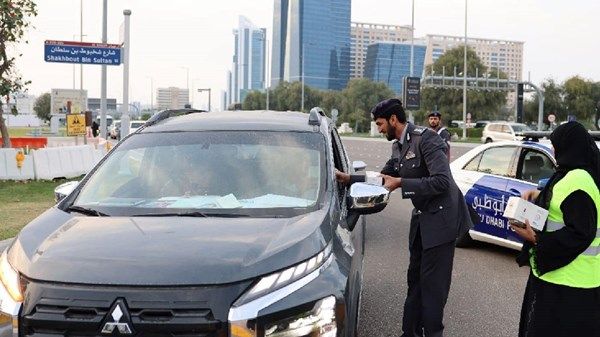 شرطة أبوظبي توزع وجبة إفطار صائم على السائقين
