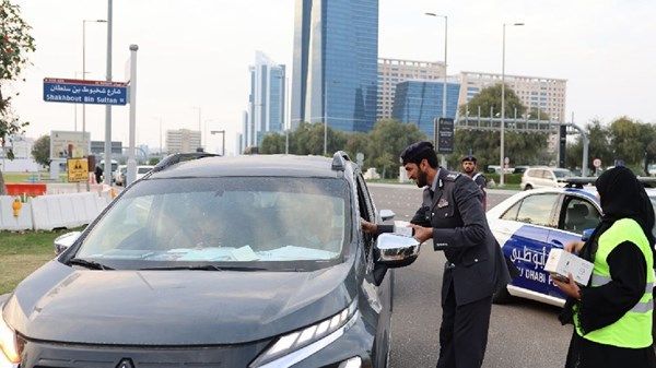 شرطة أبوظبي توزع وجبات إفطار صائم على السائقين