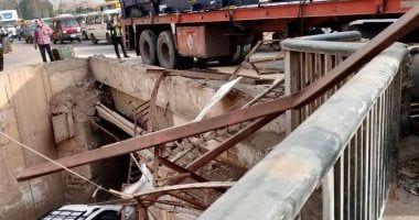 "تريلا" تصطدم بالحاجز الحديدى لنفق الحدادين على طريق إسكندرية الزراعى