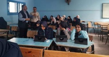 حضور مرتفع لطلبة الثانوى العام لأداء امتحان مارس شهر على التابلت.. صور