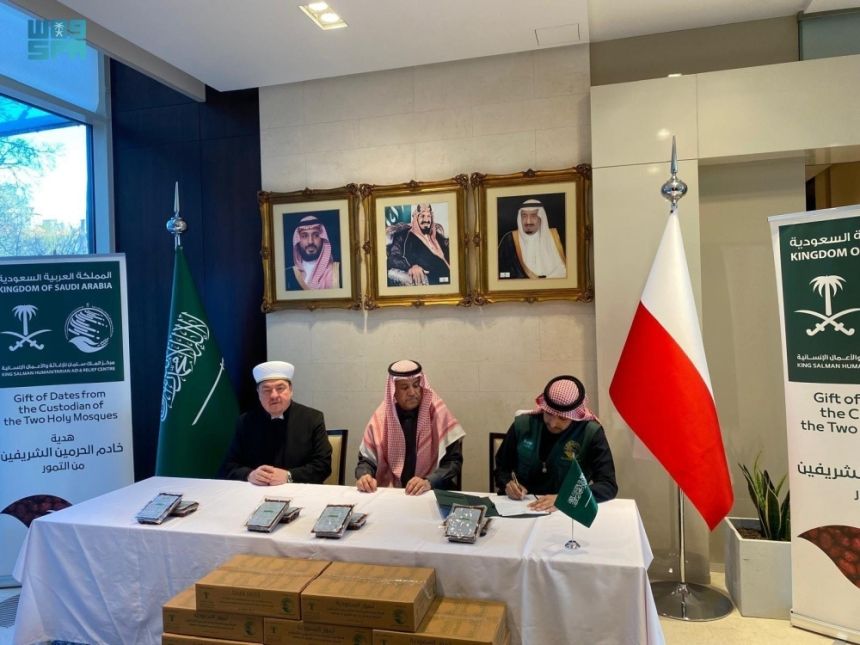 هدايا المملكة.. مركز الملك سلمان يسلِّم 15 طنًا من التمور إلى بولندا