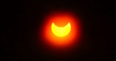 معهد الفلك يكشف تفاصيل كسوف الشمس الأول لعام 2024.. لن يرى بمصر