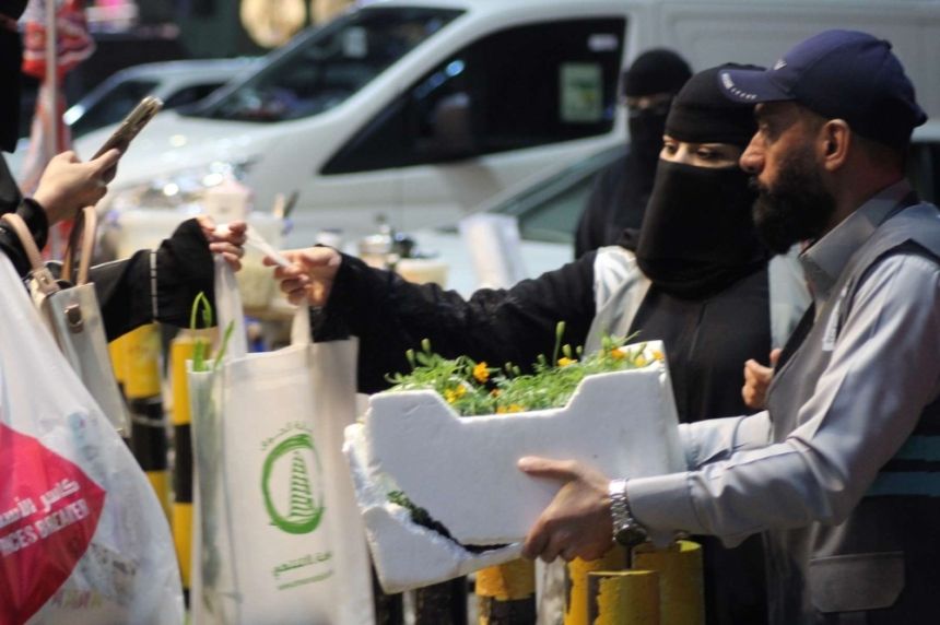 أمانة الجوف توزع 3 آلاف شتلة بالتزامن مع يوم مبادرة السعودية الخضراء