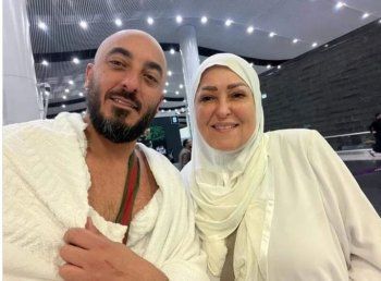 نهال عنبر تؤدي مناسك العمر برفقة ابنها-بالصورة