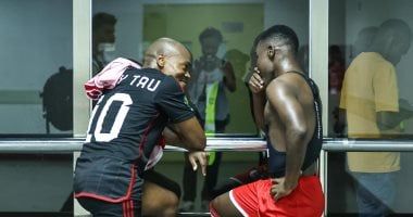 شاهد.. احتفالات لاعبى الأهلى عقب الفوز على سيمبا وجلسة بين تاو وميكسونى