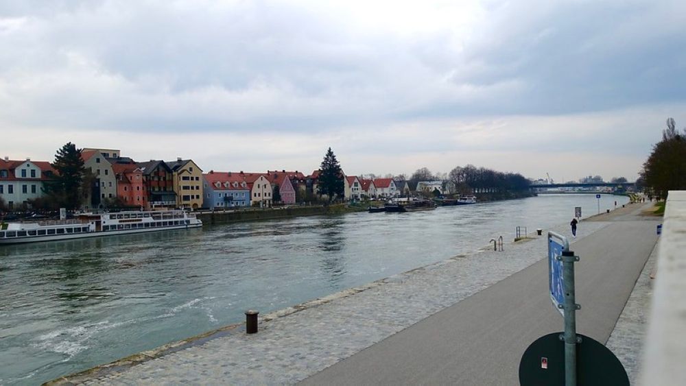 اصطدمت بجدار خرساني.. إصابة 11 في حادث سفينة سياحية على نهر الدانوب