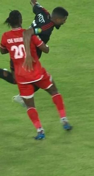 عادل عقل: الحكم يتغاضى عن ركلة جزاء للأهلى وطرد مدافع سيمبا فى غياب الـ VAR