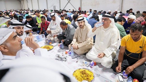 وزير «الموارد البشرية» يتناول الإفطار مع العمال