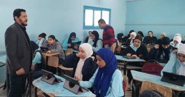 وزارة التعليم تقيّم طلبة الثانوى العام على التابلت بامتحان مارس.. صور