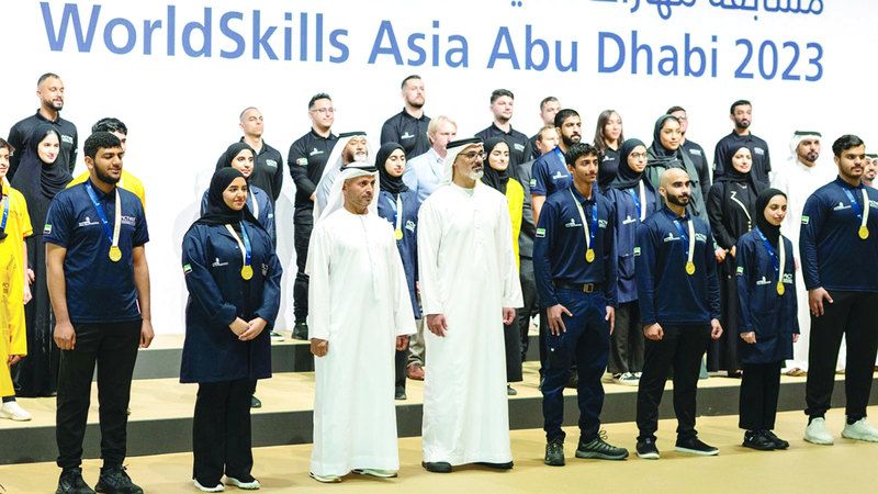 الامارات | خالد بن محمد يؤكد أهمية مواصلة صقل مهارات الكفاءات المواطنة