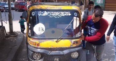 محافظة الجيزة تتحفظ على 10 مركبات توك توك تسير عكس الاتجاه خلال حملة بالمنيب