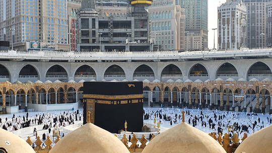 الخليج اليوم .. نشطاء يتفاعلون مع عملية "تفويج" المعتمرين في الحرم المكي (فيديو)