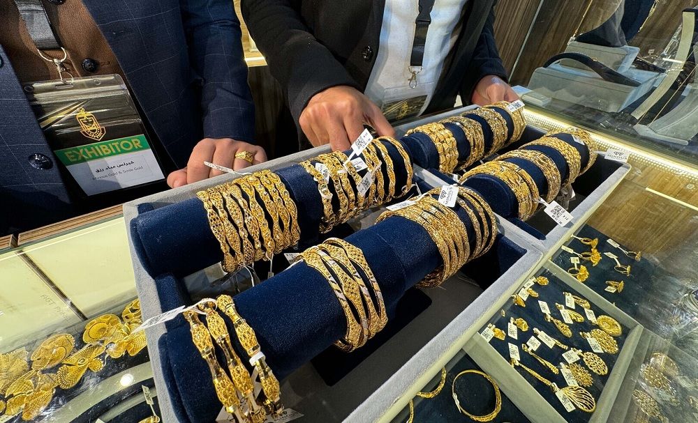 سعر الذهب يتراجع مع بداية التعاملات