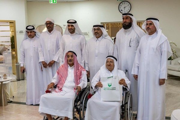 "خيرية الشارقة" تشارك منتسبي دار رعاية المسنين الاحتفال بيوم زايد للعمل الإنساني