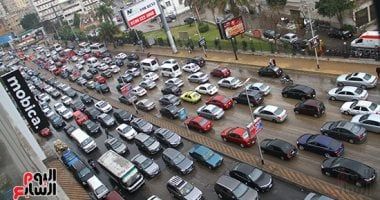 النشرة المرورية.. كثافات متحركة للسيارات بمحاور القاهرة والجيزة