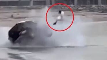 الخليج اليوم .. انقلبت سيارته على الشاطئ وقذفته في البحر.. شاب ينجو بأعجوبة في الكويت