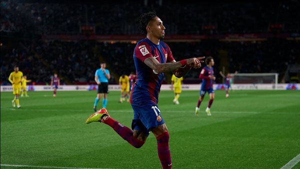 رافينيا يقود برشلونة لعبور عقبة لاس بالماس في الدوري الإسباني